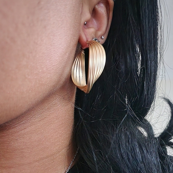 Jewelry - ❤️Gold Swivel Hoop Earrings💎